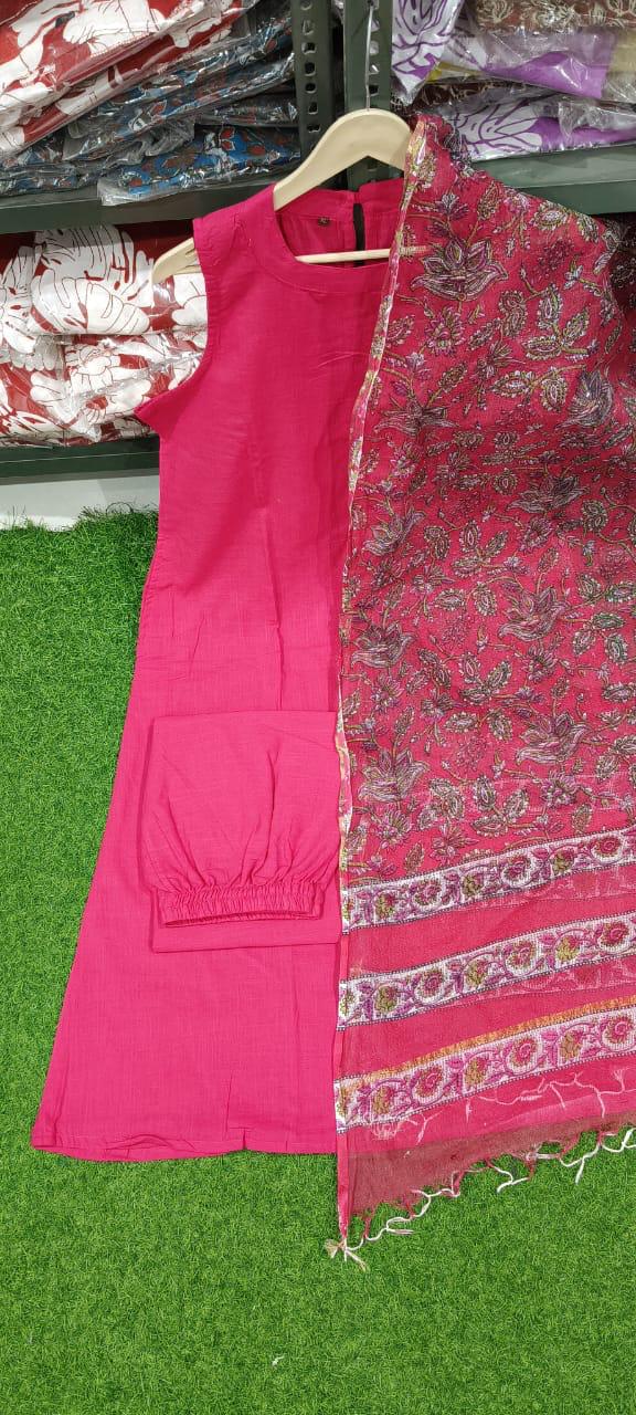 Classy Women’s Handloom Kurti – A-Line Fit with Halter Neck, Pockets & Pure Kota Doria Dupatta