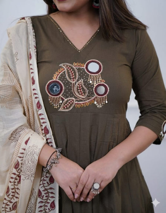 Bagrubazzar Women's Cotton Embroidered Kurta Set with Side Pockets