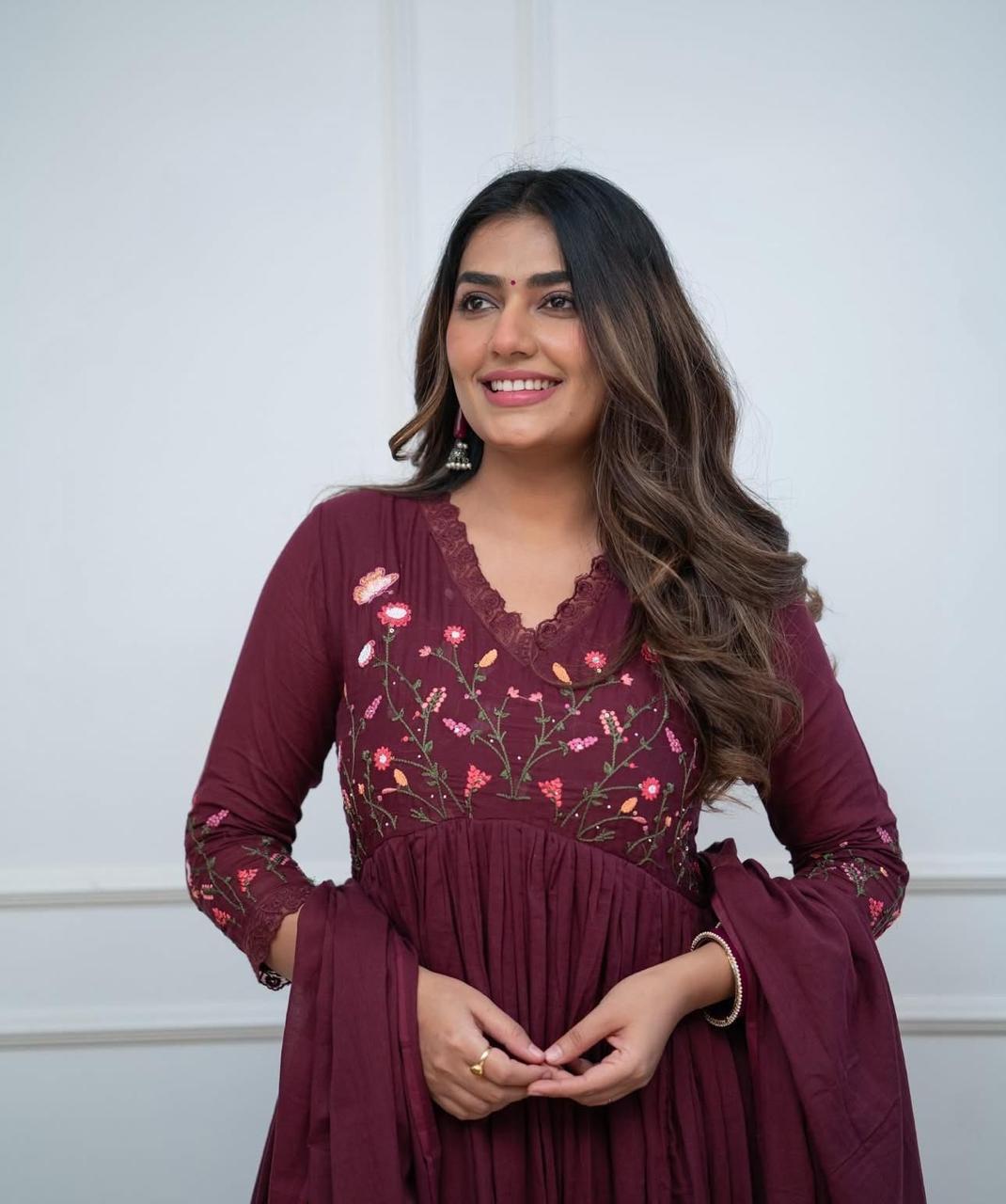 Women’s Strength Style Cotton Kurta Set with Elegant Neckline Embroidery