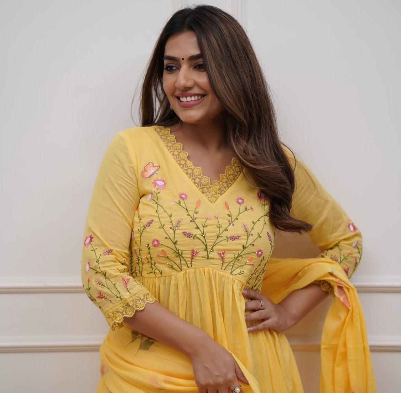 Women’s Strength Style Cotton Kurta Set with Elegant Neckline Embroidery