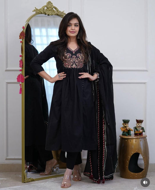 Stylish Women’s Flared Cotton Kurta Pant Set with Embroidered Yoke and Lace Malmal Dupatta