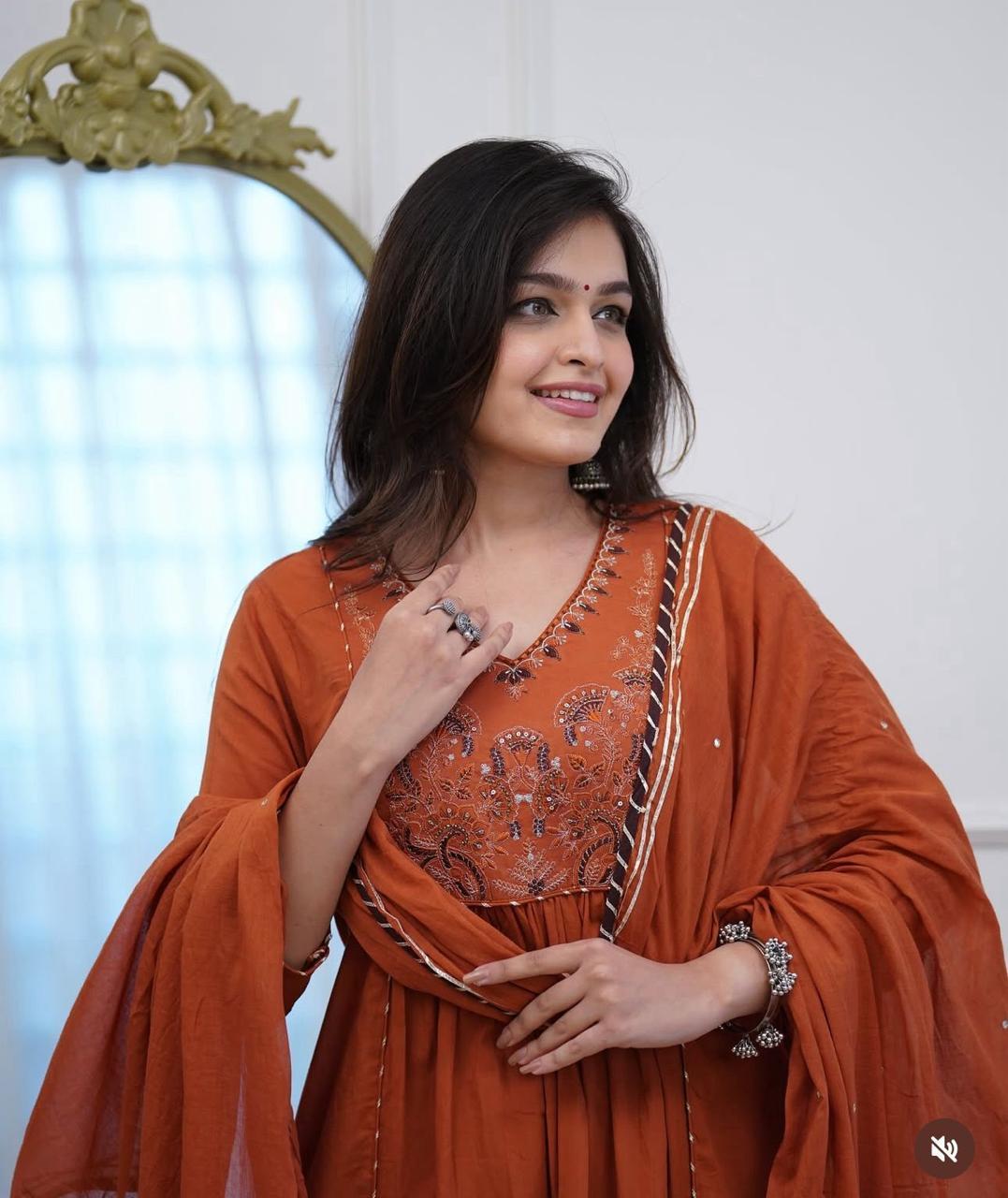 Stylish Women’s Flared Cotton Kurta Pant Set with Embroidered Yoke and Lace Malmal Dupatta