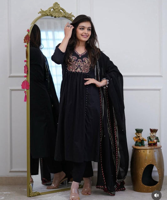 Stylish Women’s Flared Cotton Kurta Pant Set with Embroidered Yoke and Lace Malmal Dupatta