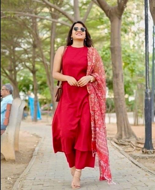 Classy Women’s Handloom Kurti – A-Line Fit with Halter Neck, Pockets & Pure Kota Doria Dupatta