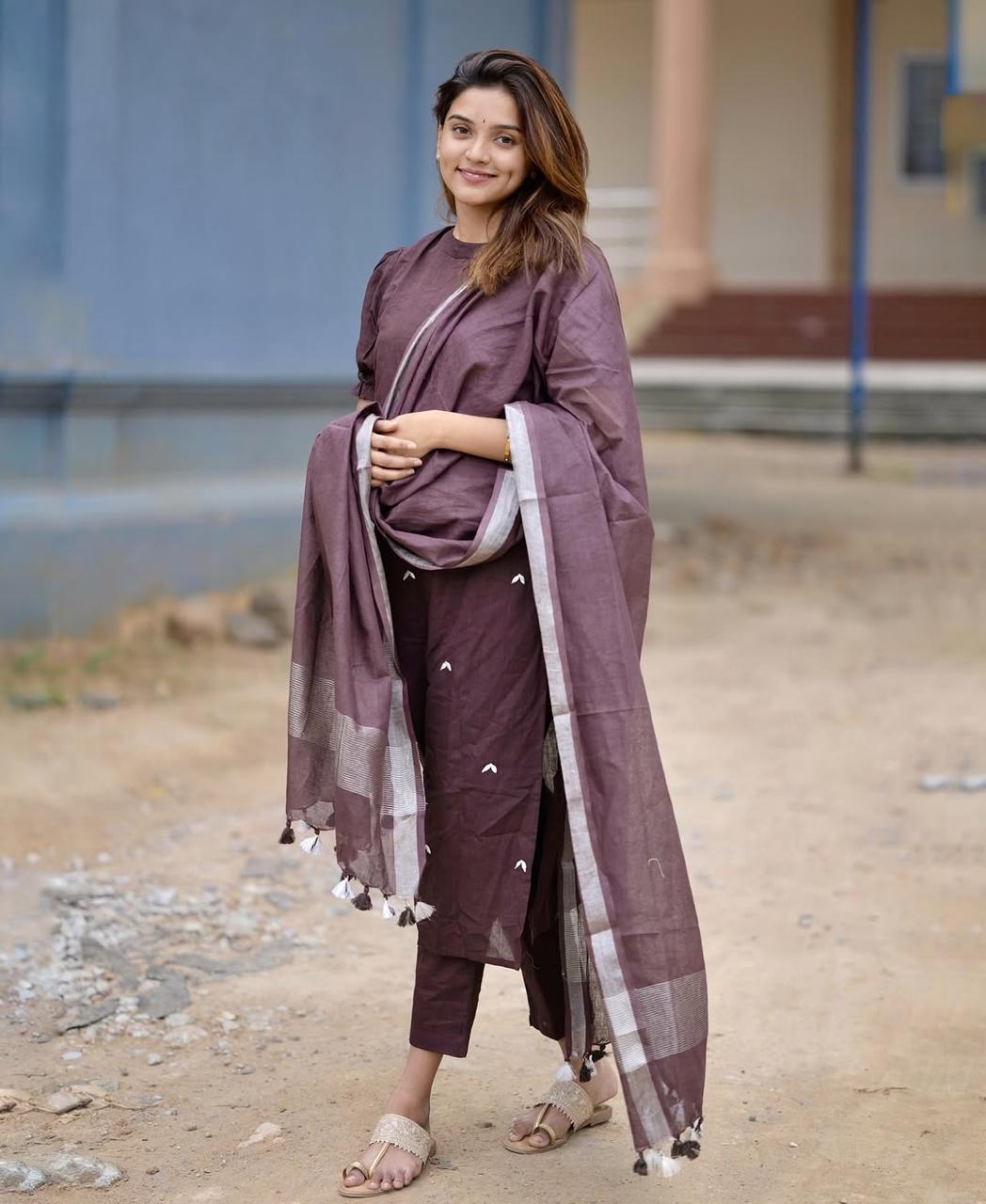 BagruBazzar Trendy Halter Neck A-Line Kurti with Pure Linen Dupatta – Elegant Ethnic Wear for All Occasions