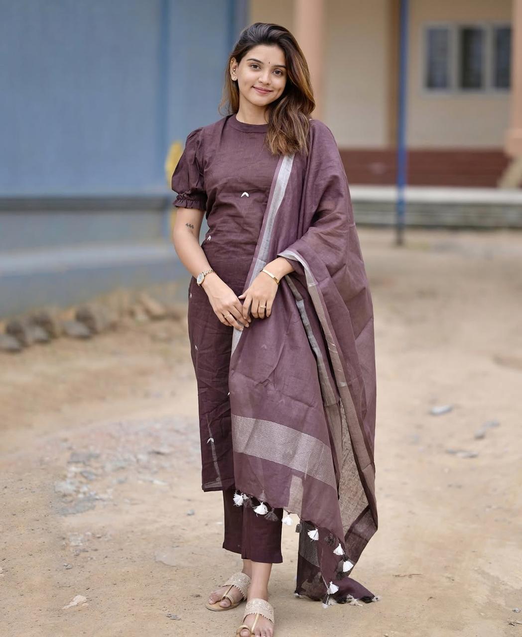 BagruBazzar Trendy Halter Neck A-Line Kurti with Pure Linen Dupatta – Elegant Ethnic Wear for All Occasions