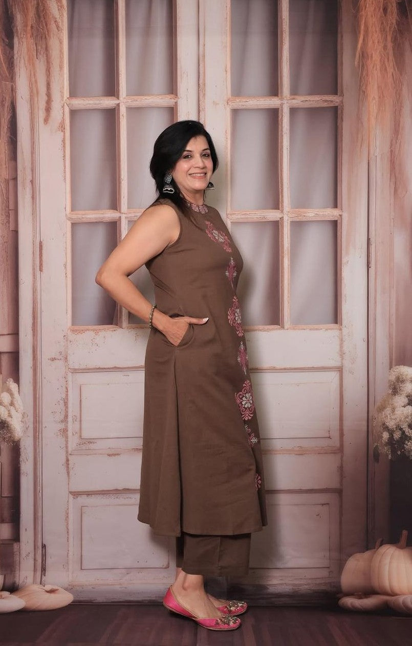 Bagrubazzar Classy Handloom A-Line Kurti with Trendy Halter Neck & Pure Linen Dupatta (BBKF05)