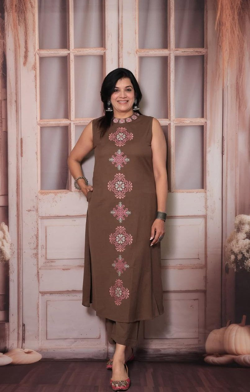 Bagrubazzar Classy Handloom A-Line Kurti with Trendy Halter Neck & Pure Linen Dupatta (BBKF05)