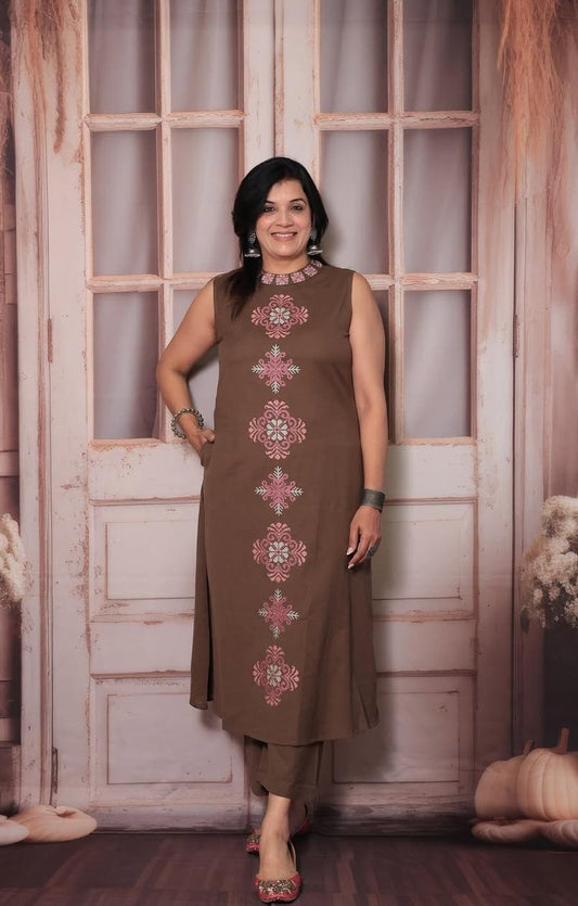 Bagrubazzar Classy Handloom A-Line Kurti with Trendy Halter Neck & Pure Linen Dupatta (BBKF05)