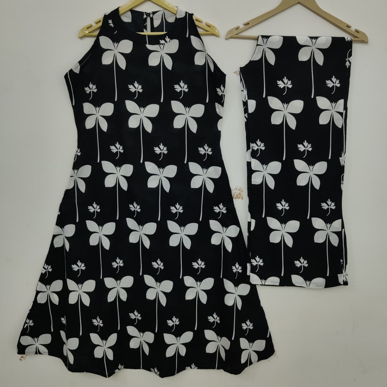 Bagrubazzar Premium Halter Neck Aline Kurta With Both Side Pocket & Palazzo